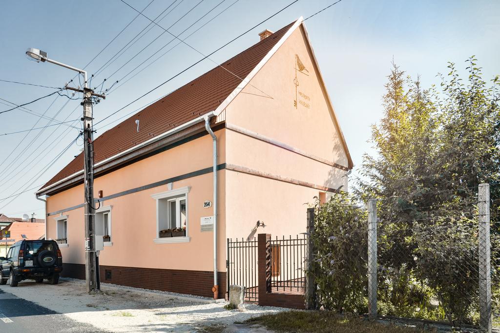 Madarlatta Vendeghaz Hotell Fertőrákos Exteriör bild